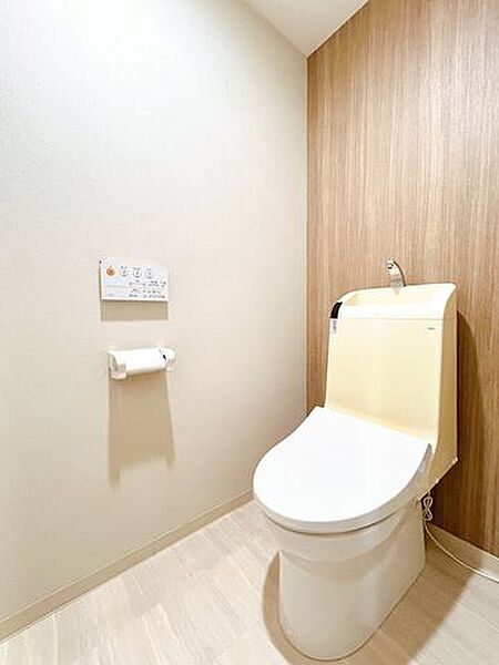 【リフォーム済】手洗い・ウォシュレットを備えた、清潔感のあるトイレです。クロス一部張替、クリーニングを行いました。