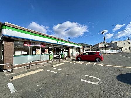 ファミリーマート赤穂さくら通店 【周辺環境】ファミリーマートさくら通店まで約450m(徒歩約6分)です。甘いものが欲しい時や小腹がすいたときに重宝しそうですね。 990m