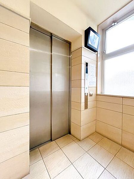 【共用設備】エレベーターの写真です。6階のお部屋へもスムーズに移動できます。荷物の多い日やお子様連れにも安心ですね。
