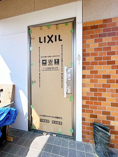 【リフォーム中】玄関ドアの様子です。玄関ドア交換、照明器具交換、床タイル重張り予定です。外壁塗装も行うので、お家のお顔といわれる玄関の印象が大きく変わります。