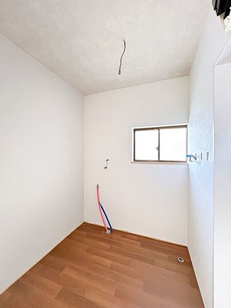 【リフォーム中】洗面所の様子です。洗面化粧台交換、クッションフロア張替、クロス貼替、照明器具交換等を行います。