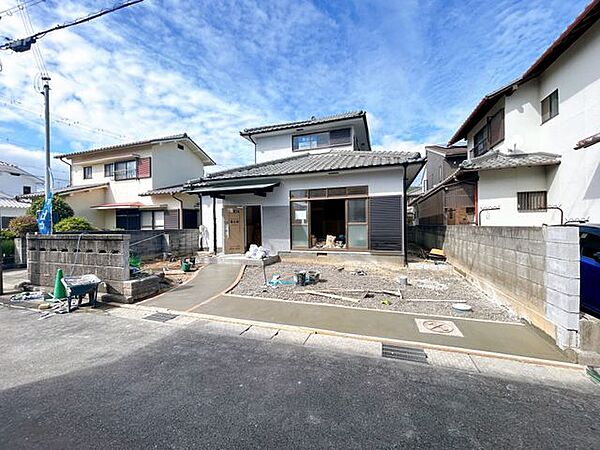 【リフォーム中】外観の様子です。塀、お庭を一部解体し、並列2台分の駐車場を造成いたします。