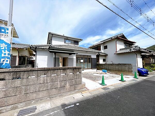 【リフォーム中】塀と庭木・庭石を撤去し駐車場を新設し、並列2台駐車（車種による）可能にします。