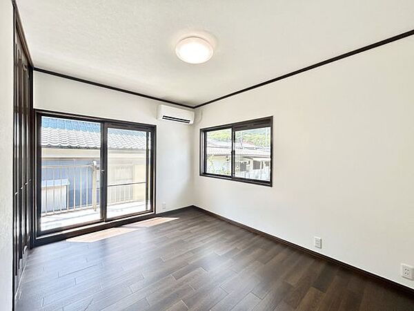 【リフォーム済】2階南側6.5帖の洋室です。寝室や子供部屋など、さまざまな用途でお使いいただけます。床クッションフロア上張り、天井・壁クロス張替、照明交換を行いました。