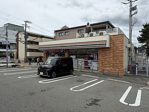 セブンイレブン宝塚宮の町店　203ｍ　徒歩約3分