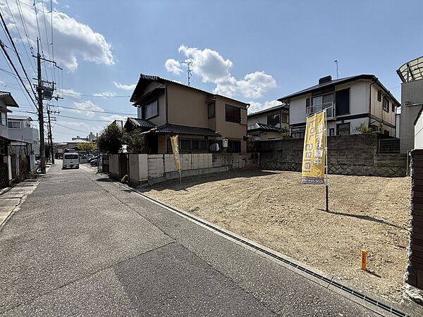東側公道約4.7ｍに接道し、日当たりや通風にも恵まれた理想の住まい。
