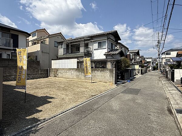 平坦な地勢の為、車庫入れもしやすく車でのアプローチもとても良い立地です。
