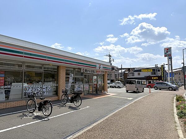 セブンイレブン宝塚小林3丁目店　691ｍ　徒歩約9分