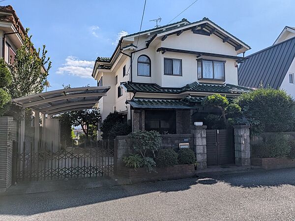 徒歩圏内に公園や学校あり、自然多く子育て世代にも嬉しい住環境です。