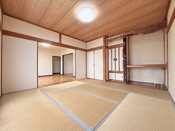 ＡＩによる家具等の消去を行っております。現存する家具家電の裏のコンセントの設置箇所等につきましては現況優先となります。