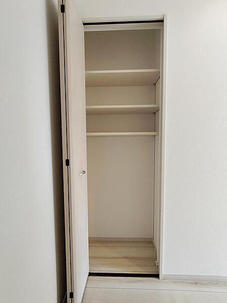 洗面所向かいに収納があります。