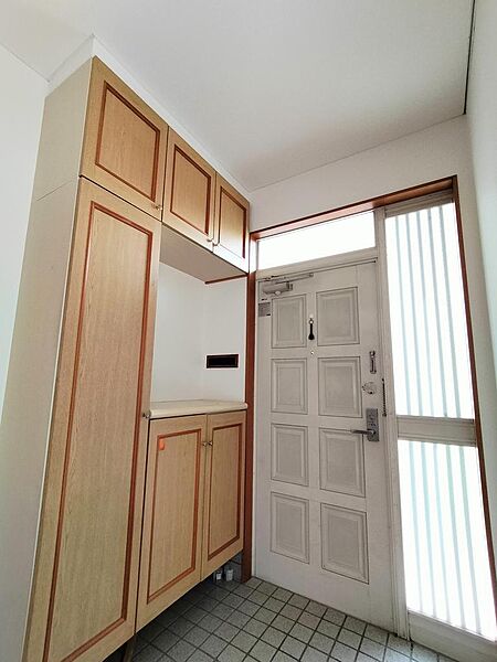収納がたくさん備え付けられている玄関です。