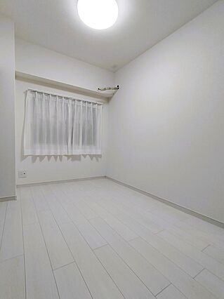 玄関側洋室です...