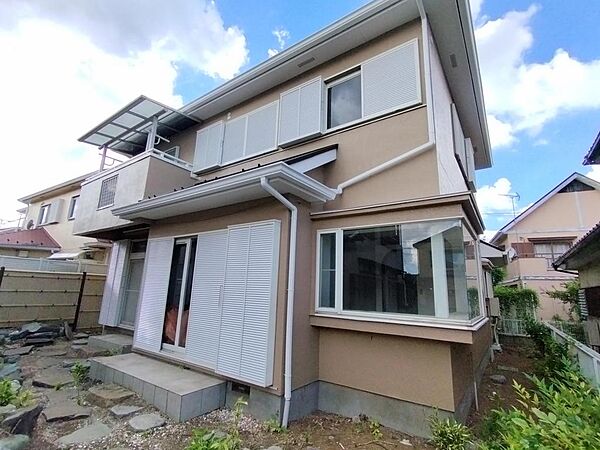 ベージュ基調の落ち着いた外観です。