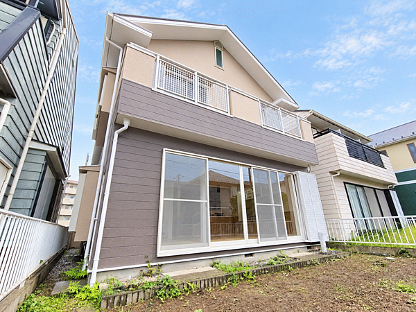 裏側からの外観です。お庭がございます。