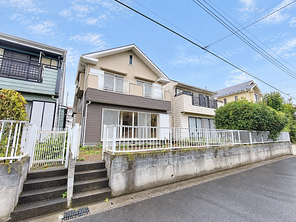 裏側からの外観です。お庭付きで広々しています。