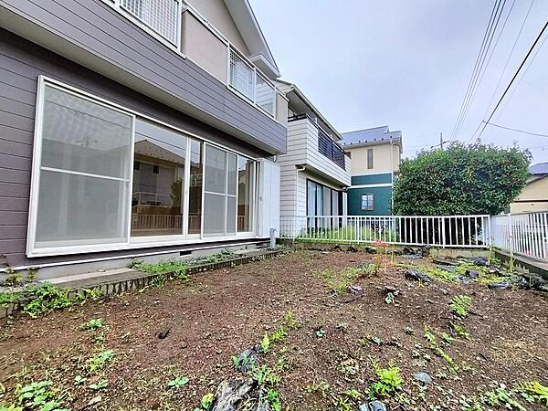 広いお庭付きです。