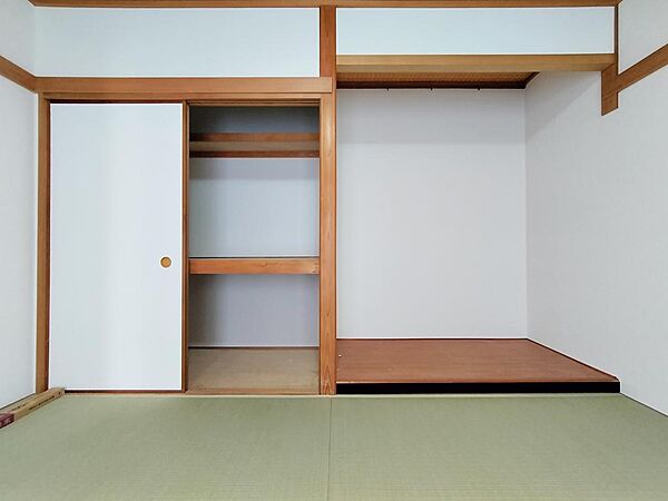 収納力のある押入があるので、お布団もすっきり片付きます。