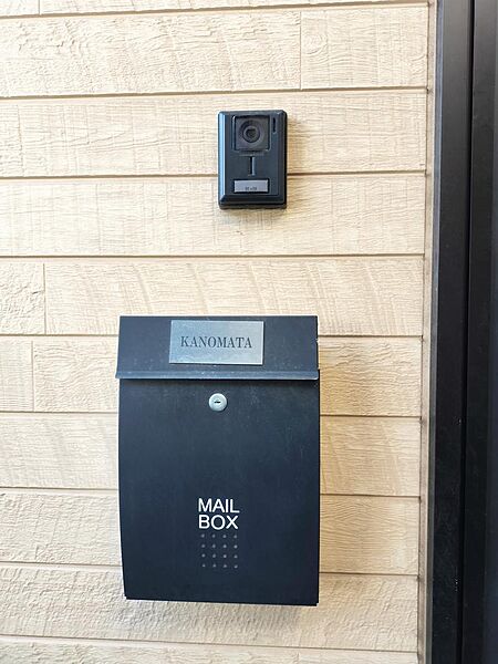 玄関まわりにはインターホンと郵便受けを配置し、来客対応と郵便受取の機能を整えています。外観の質感と調和した、落ち着きのある設備構成です。