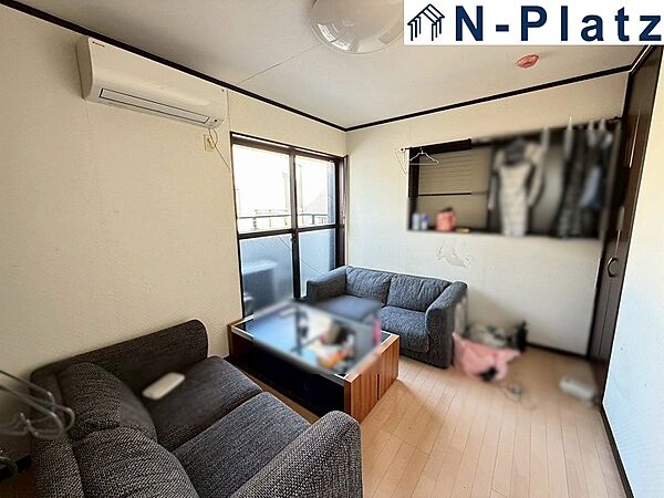 ゆとりある広さがあり、食事とくつろぎを両立♪家族が自然と集まる明るいLDK空間です。