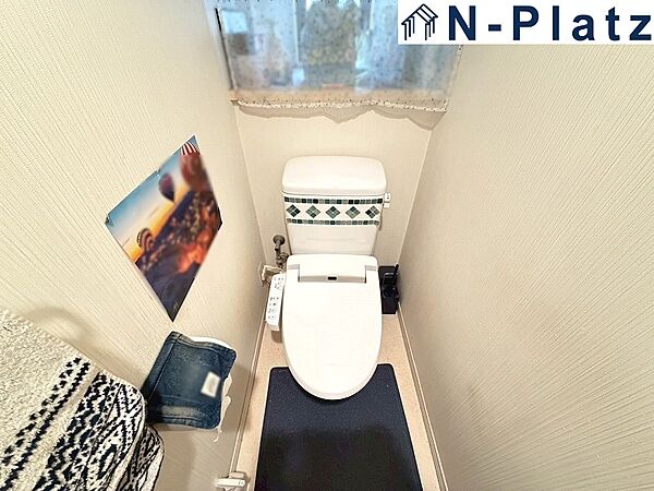 シンプルな内装で、使い勝手の良いトイレ空間。