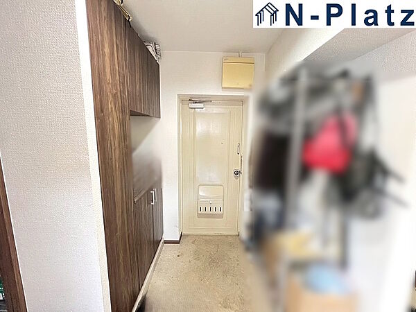 収納力のある玄関で、靴や小物もすっきり片付きます。明るくゆとりのある玄関が、住まいの第一印象を高めます。ベビーカーや荷物の出し入れもしやすい玄関スペースです。