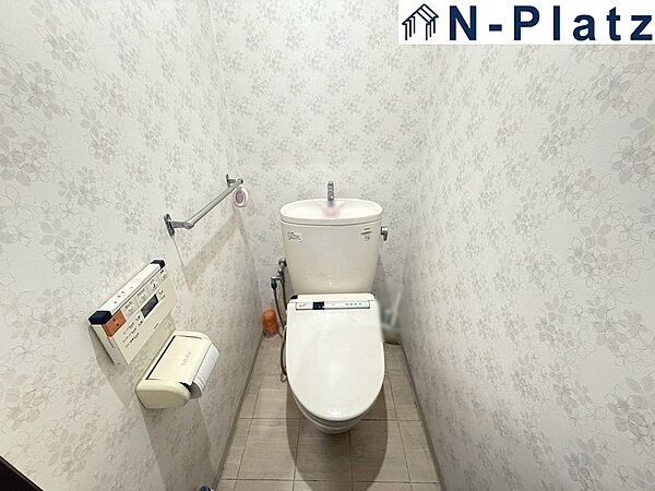 シンプルで清潔感のあるトイレ空間です。手入れがしやすく、毎日快適に使えます。落ち着いた内装で、来客時も安心です。