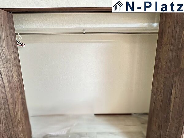 季節物もまとめてしまえる便利な収納空間です。