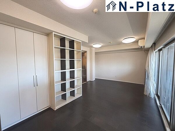 落ち着いた色合いの内装で、居心地の良い空間を演出。※居住中の室内写真をAI加工により空室風に仕上げています。