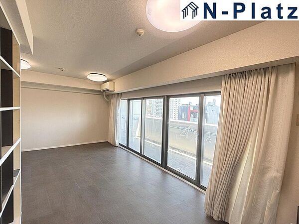 室内にたっぷりと光が差し込む、快適なリビングです。※居住中の室内写真をAI加工により空室風に仕上げています。