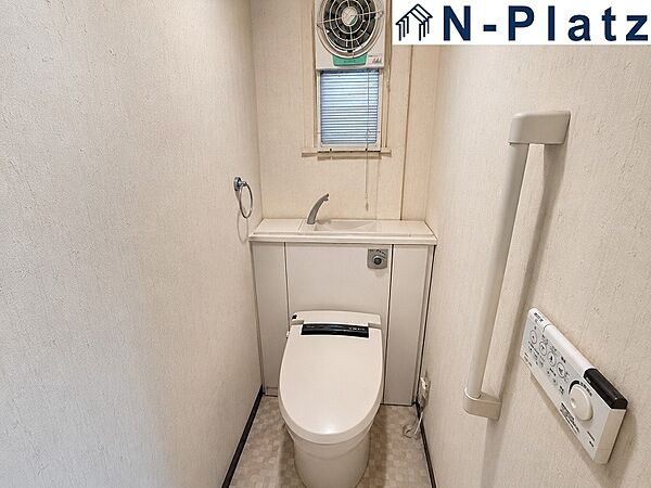 広々としたトイレ空間で、圧迫感を感じることなく快適に使用できます。※室内写真をAI加工により空室風に仕上げています。