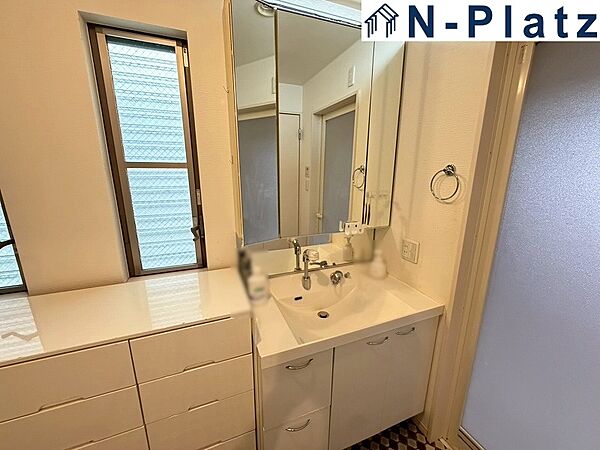 使い勝手の良い洗面台で、朝の準備もスムーズにこなせます。