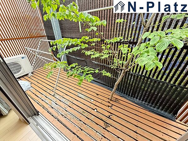 洗濯物もしっかり干せる、実用性の高いバルコニーです。