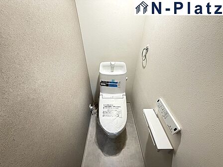 収納付きで、トイレットペーパーや掃除道具もすっきり収納できます。