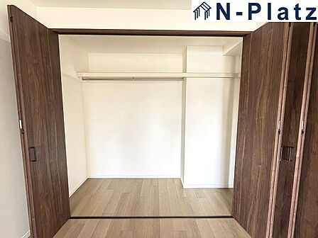 使い勝手の良い収納が豊富で、物が多くてもスッキリ片付けられます。