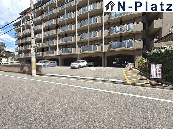 落ち着いた色合いで、周囲の街並みに馴染む外観です。