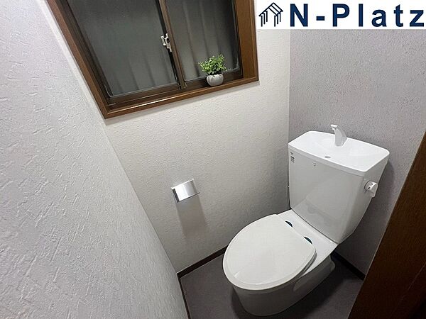 収納付きで、トイレットペーパーや掃除道具もすっきり収納できます。