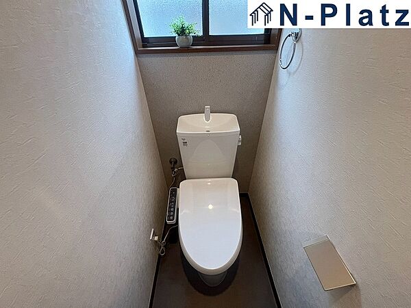 広々としたトイレ空間で、圧迫感を感じることなく快適に使用できます。