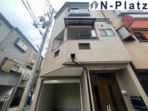 清潔感のあるシンプルな外観が魅力的な物件です。