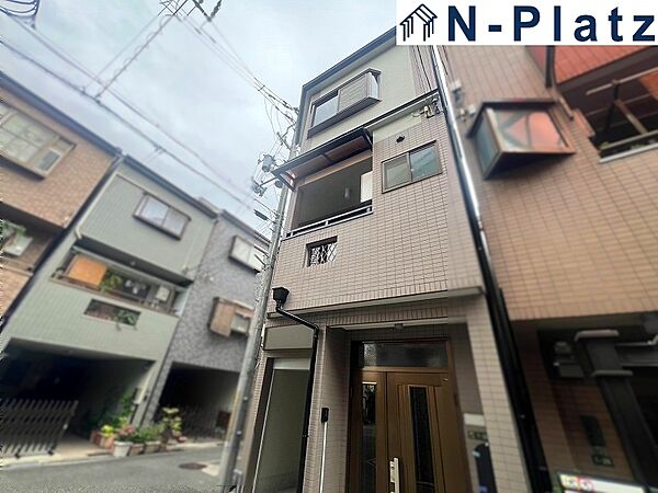 落ち着いた色合いで、周囲の街並みに馴染む外観です。