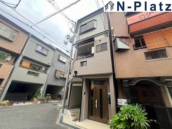落ち着いた色合いで、周囲の街並みに馴染む外観です。