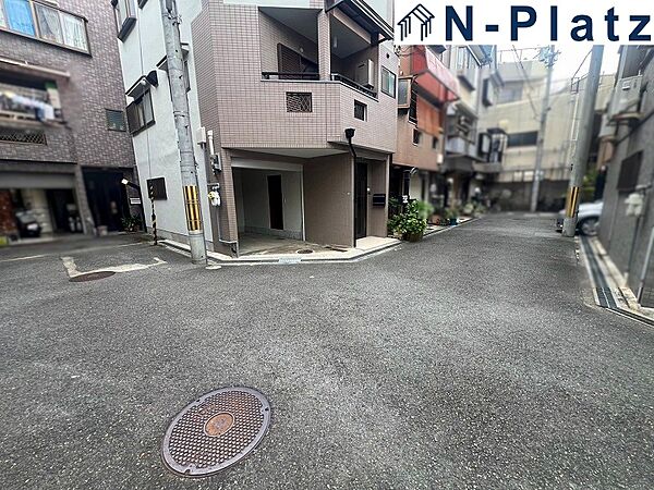 幅員のある道路で、車の出入りもスムーズに行えます。