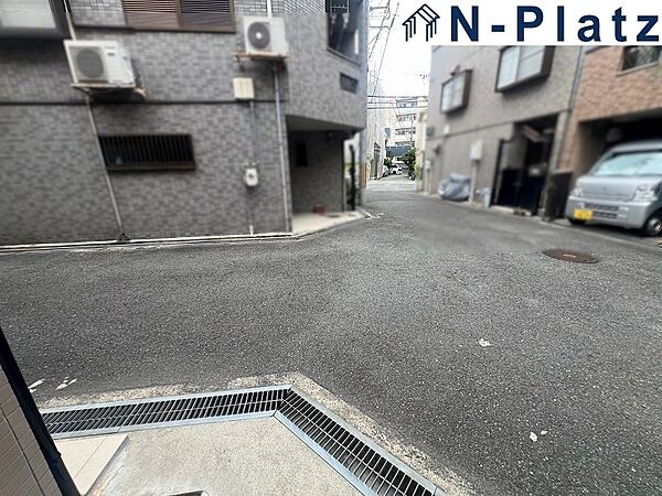 前面道路は整備されており、落ち着いた住宅街に位置しています。