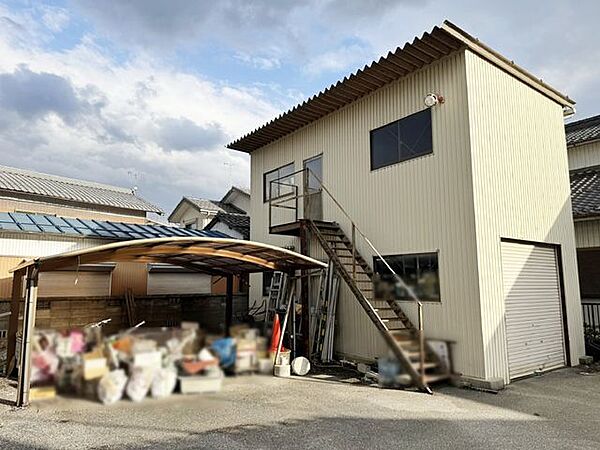 敷地南東側2階建倉庫カーポート2台分