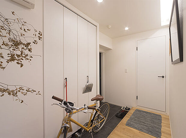 土間玄関からの廊下部分です。土間部分はタイルで広さがありますので自転車を置いてもゆとりがあります！米びつなどを置いてもいいですし、植物を飾ってもいいですね！