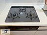 キッチン：キッチン設備｜三ツ口コンロを搭載し、効率の良い調理が可能です。