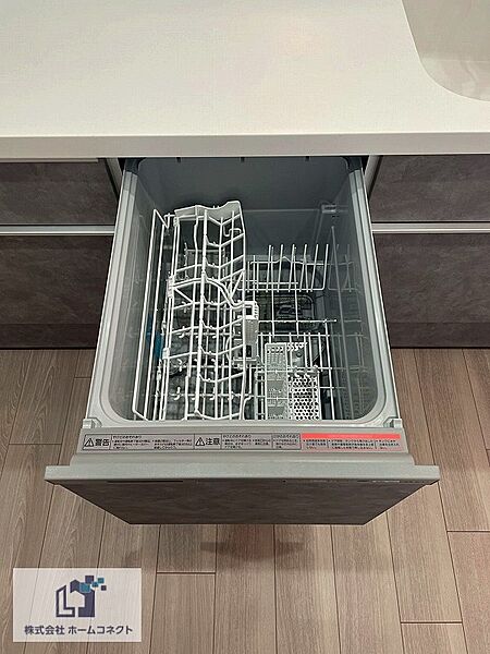 キッチン設備｜日々の家事の負担を軽減させる食器洗い乾燥機を搭載。光熱費も安くなり、一石二鳥です。