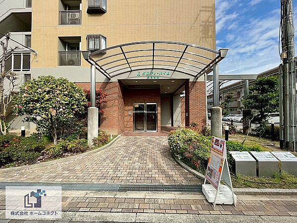 エントランス｜セキュリティ面に配慮されたオートロック付きのマンションです。
