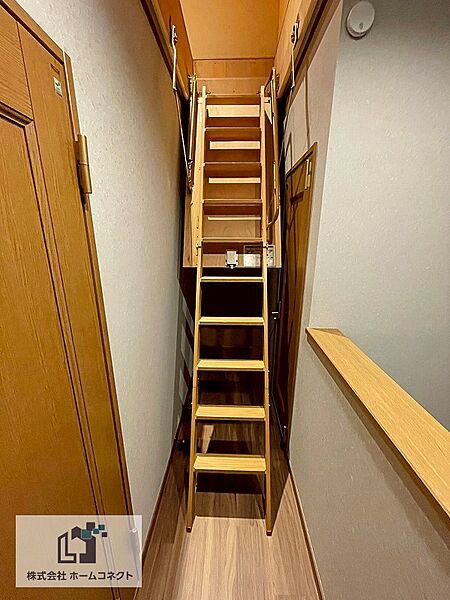 屋根裏収納