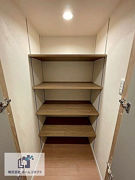 収納（廊下）｜ダウンライト・可動棚付き